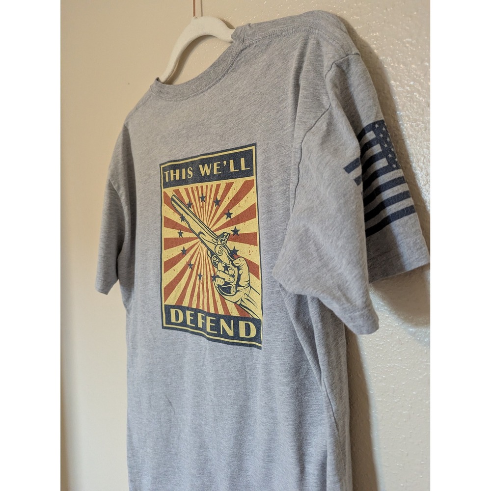 Grunt Style Mens Large Gray T-Shirt "This We'll Defend" Graphic Tee Flag Sleeve